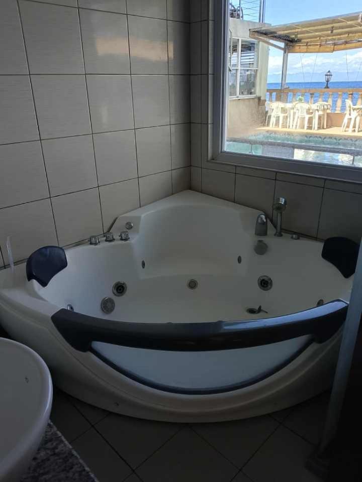Ocean Breeze Resort Toledo Eksteriør bilde